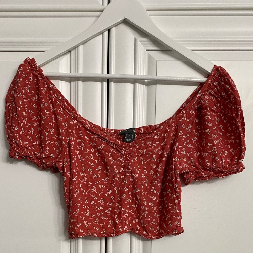 Primark Women’s Size US 8 Cinnamon Coloured White Flowers Short Sleeve Crop Top